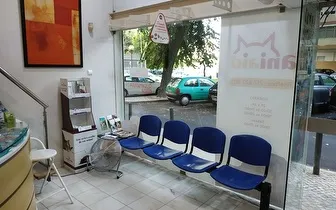 Sala de espera com cadeiras azuis junto à montra